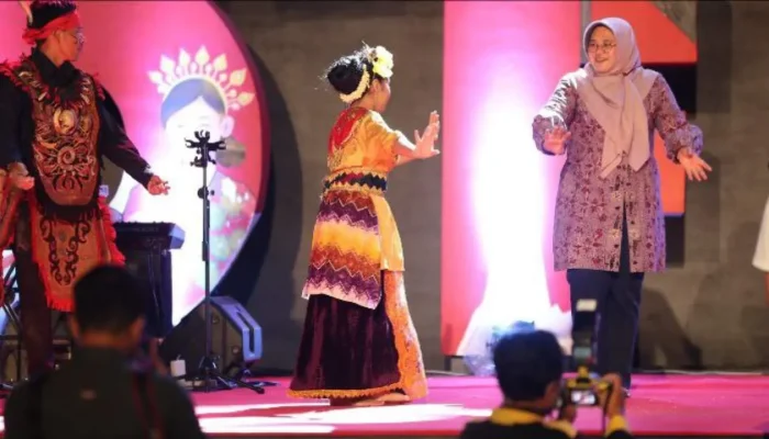 Tari Japin Sigam Asal Kalsel Meriahkan Panggung KIM Fest 2024 di Pantai Losari