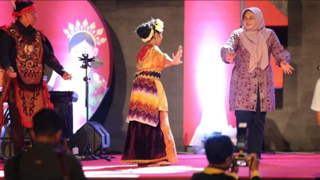 Tari Japin Sigam Asal Kalsel Meriahkan Panggung KIM Fest 2024 di Pantai Losari
