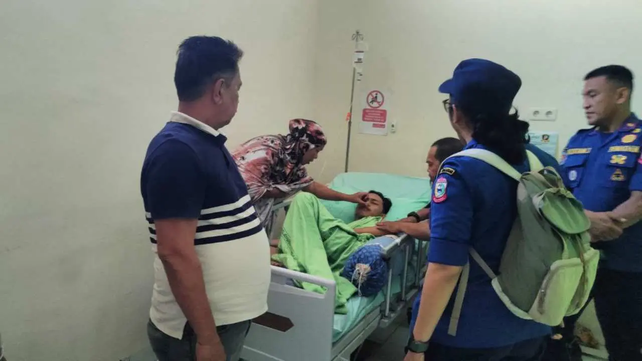 Damkarmat Makassar Jenguk dan Bantu Korban Lakalantas di RS Pelamonia 2 Damkarmat Makassar Jenguk dan Bantu Korban Lakalantas di RS Pelamonia