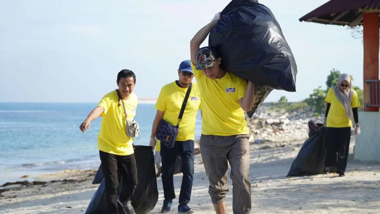 Indosat Dukung Pengendalian Pencemaran Sampah Laut Melalui Aksi Bersih Pantai di Pulau Lae-lae