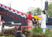 Pj Sekda Makassar Terima Duplikat Bendera Pusaka Merah Putih