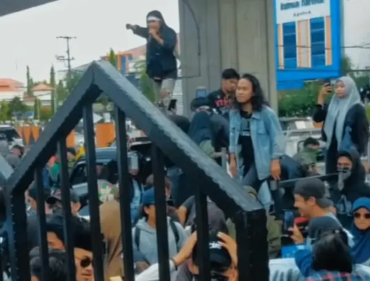 Anggota DPRD Makassar Didampingi Kabag Humas Protokol Terima Demonstran dari Ujung Tanah