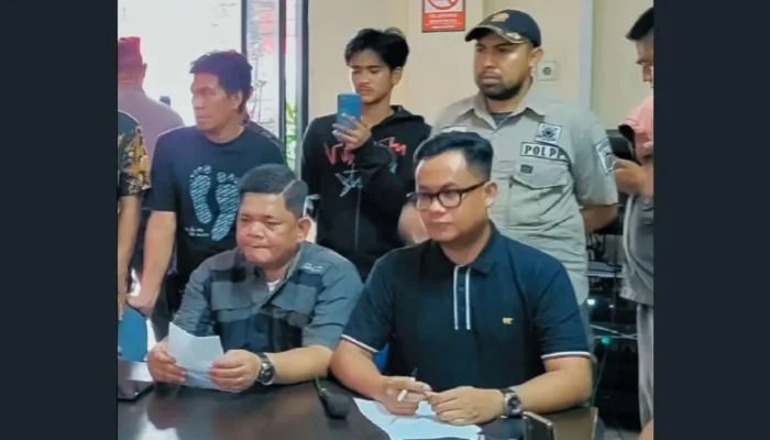 Anggota DPRD Makassar Didampingi Kabag Humas Protokol Terima Demonstran dari Ujung Tanah