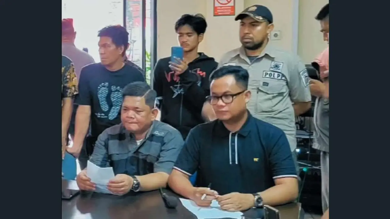 Anggota DPRD Makassar Didampingi Kabag Humas Protokol Terima Demonstran dari Ujung Tanah