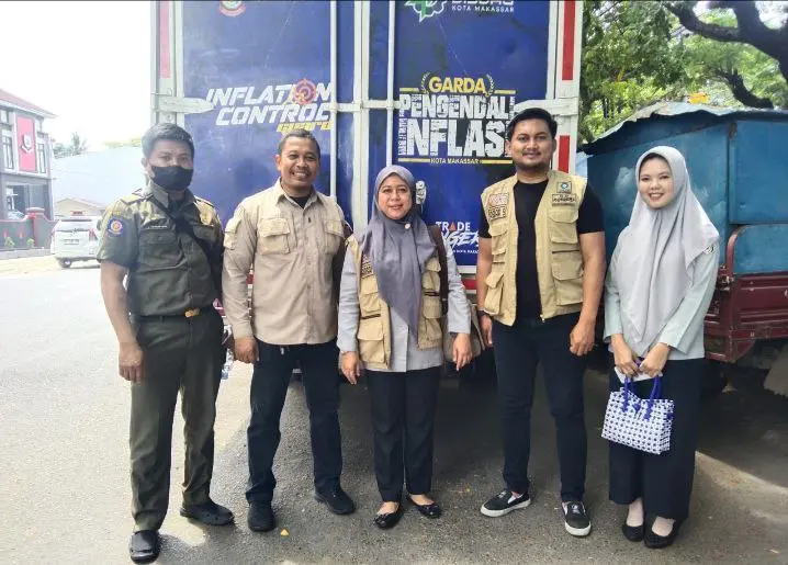 Satpol PP bersama Disdag Makassar Gelar Operasi Pasar Murah