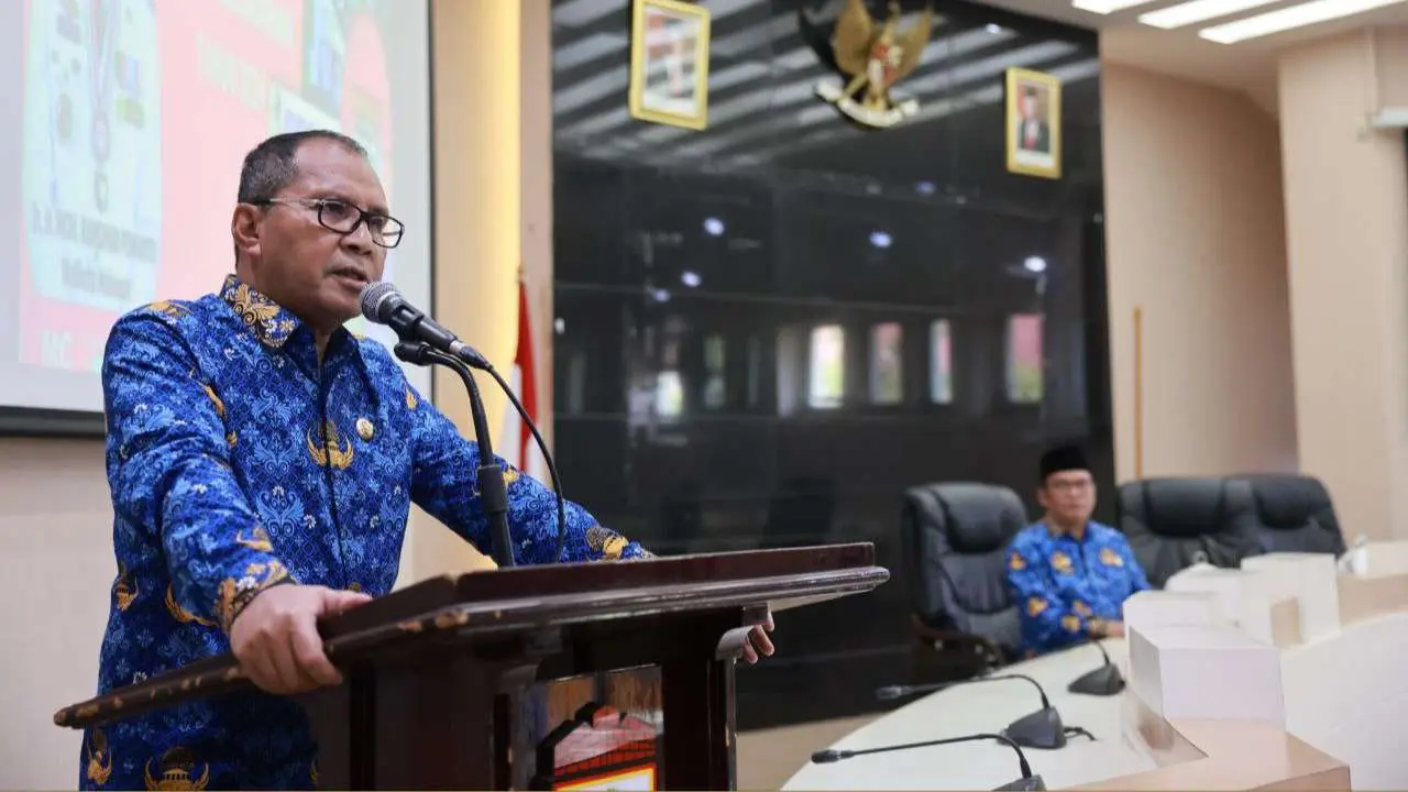 Wali Kota Makassar Serahkan SK Penetapan kepada Puluhan Imam Kelurahan 2 Wali Kota Makassar Moh Ramdhan Pomanto