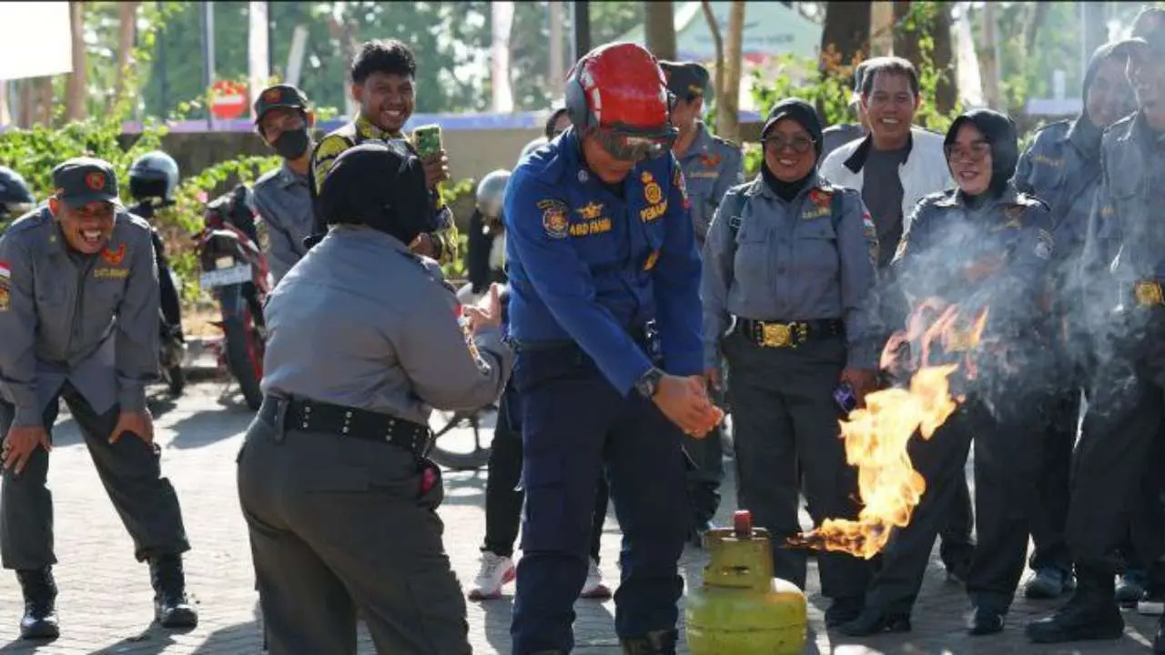 Hasanuddin Pimpin Pelatihan Pemadaman Kebakaran Tabung Gas untuk Satlinmas Satpol PP Makassar