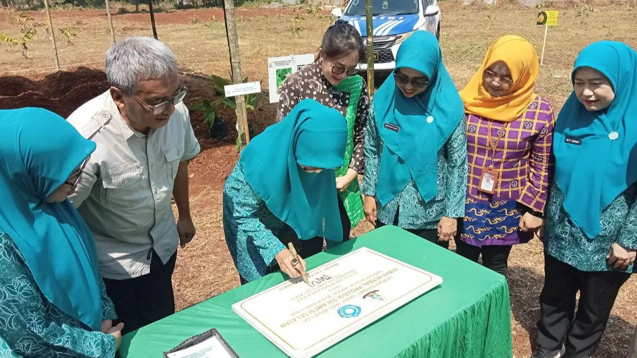 Pj Ketua TP PKK Sulsel bersama Kadis TPH-Bun Resmikan Taman Herbal Makassar