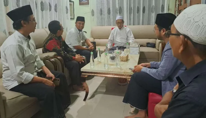 Andi Sudirman Sulaiman Besuk dan Doakan Kesembuhan Rais Syuriah PWNU Sulsel KH. Baharuddin