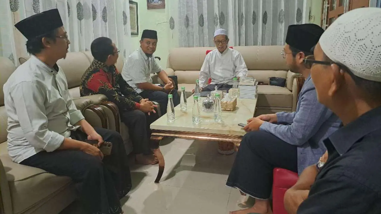 Andi Sudirman Sulaiman Besuk dan Doakan Kesembuhan Rais Syuriah PWNU Sulsel KH. Baharuddin