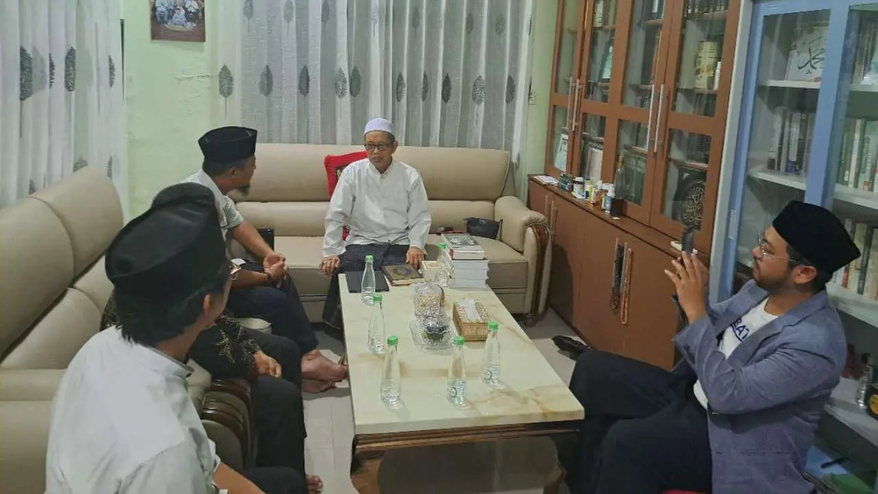 Andi Sudirman Sulaiman Besuk dan Doakan Kesembuhan Rais Syuriah PWNU Sulsel KH. Baharuddin 