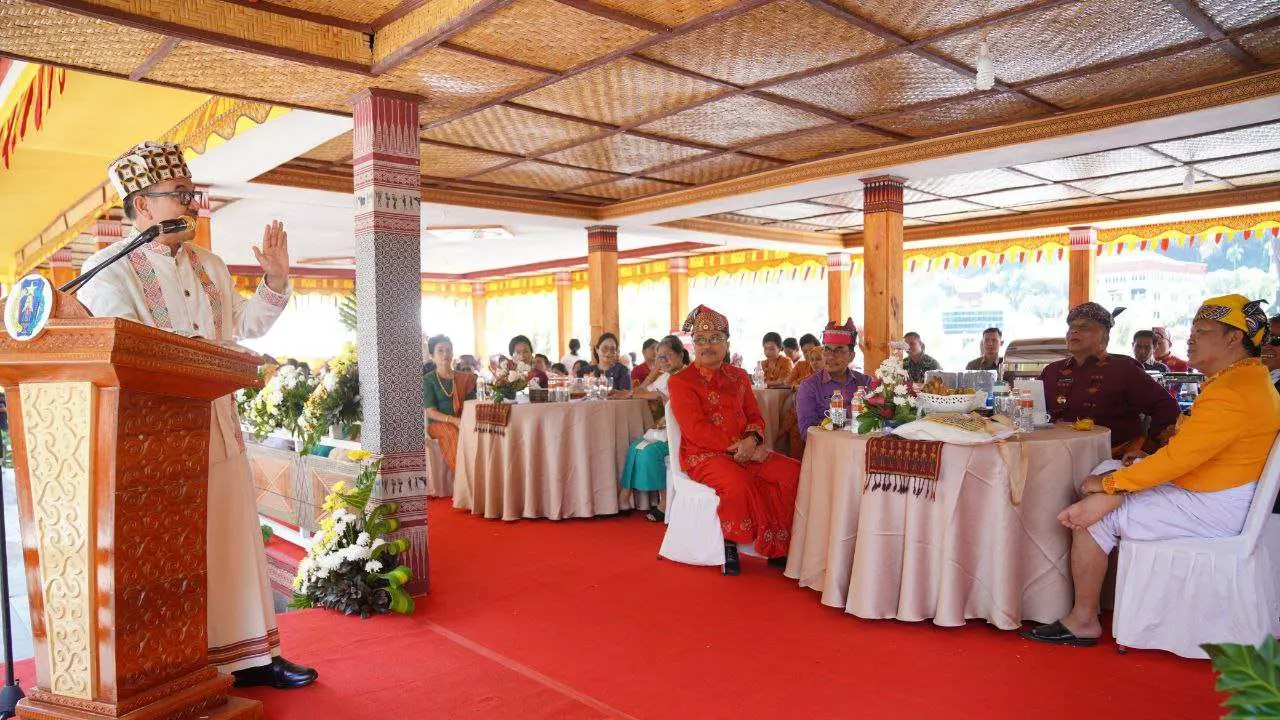 HUT Tana Toraja: Sekda Jufri Rahman sebut Tetap Jaga Tradisi di Tengah Perubahan Zaman 2 Hadiri Peringatan HUT Tana Toraja, Sekda Jufri Rahman: Tetap Jaga Tradisi di Tengah Perubahan Zaman