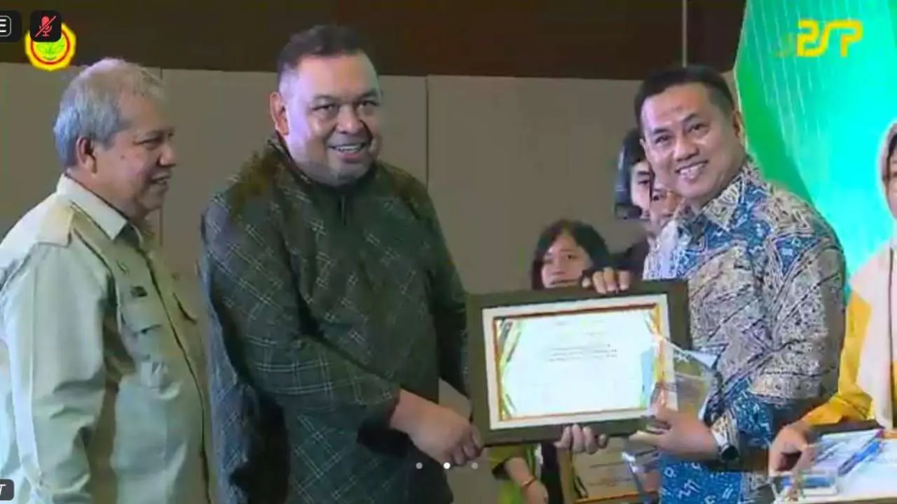 Dinas TPHBUN Sulsel Raih Penghargaan Penyaluran Pupuk Bersubsidi Terbaik dari Kementan RI