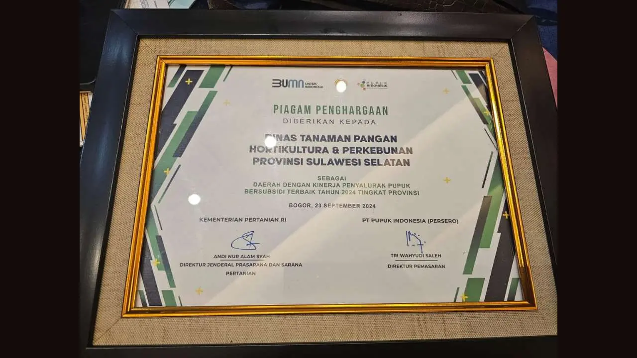 Dinas TPHBUN Sulsel Raih Penghargaan Penyaluran Pupuk Bersubsidi Terbaik dari Kementan RI