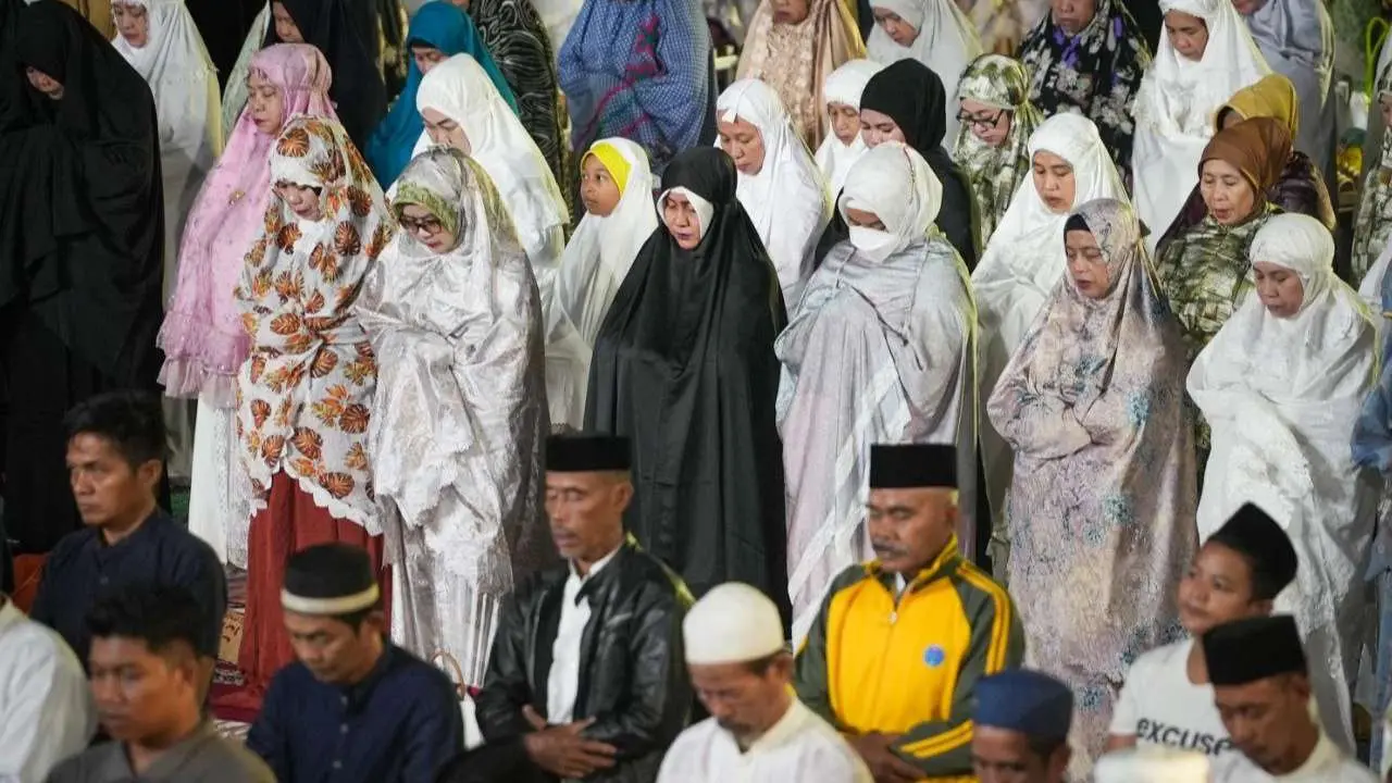 Ketua TP PKK Makassar Ikuti Gerakan Sholat Subuh Berjamaah di Anjungan Pantai Losari 2 Ketua TP PKK Makassar Ikuti Gerakan Sholat Subuh Berjamaah di Anjungan Pantai Losari