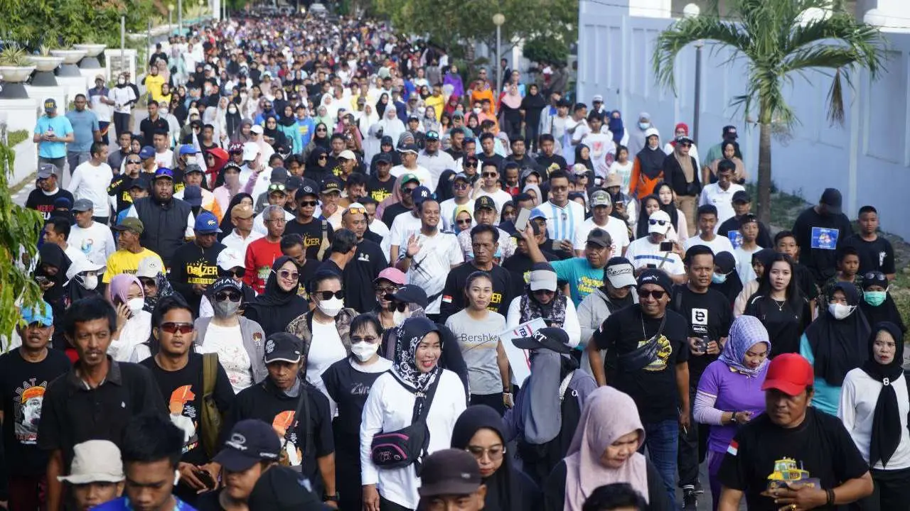 Puluhan Ribu Warga Takalar Padati Lapangan Makkattang, Ikuti Anti Mager Bareng Andalan-Hati