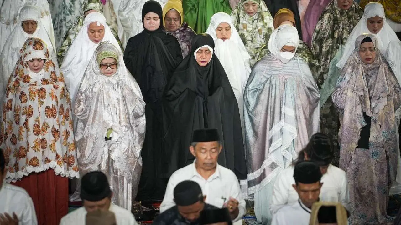 Ketua TP PKK Makassar Ikuti Gerakan Sholat Subuh Berjamaah di Anjungan Pantai Losari