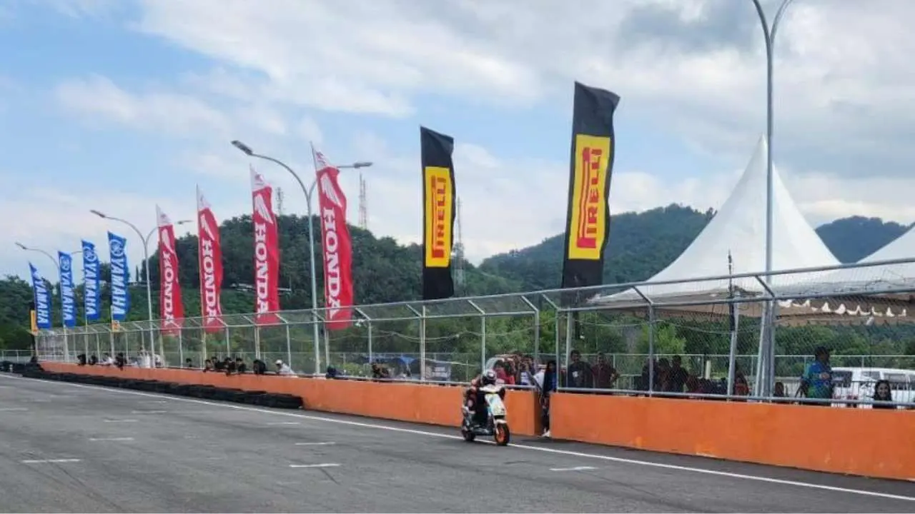 PLN Sukses Hadirkan Listrik Tanpa Kedip dalam Ajang Balap Motor Listrik di Palopo 2 PLN Sukses Hadirkan Listrik Tanpa Kedip dalam Ajang Balap Motor Listrik di Palopo