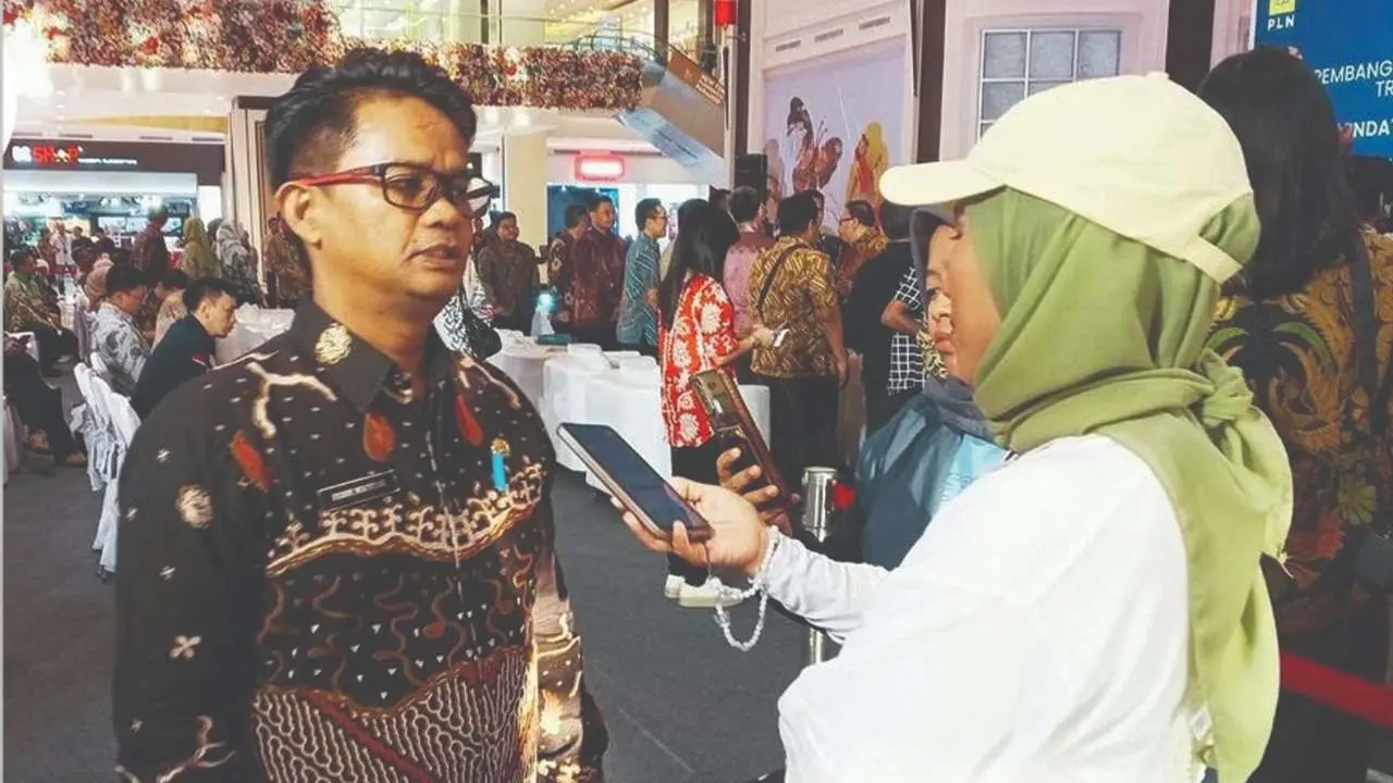 Plt Kepala Dinas Lingkungan Hidup Makassar Hadiri Peresmian PLTS Atap Trans Mall
