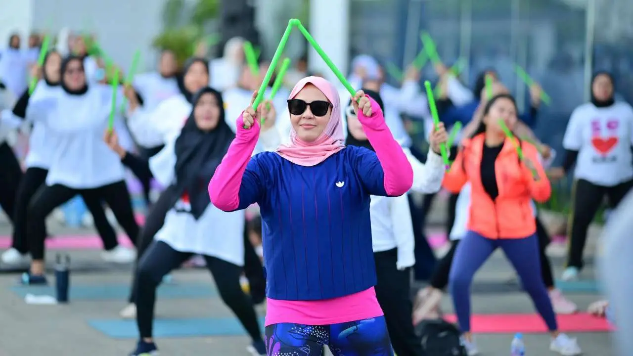 Ratusan Perempuan Makassar Antusias Ikuti Poundfit Bersama Fatmawati Rusdi