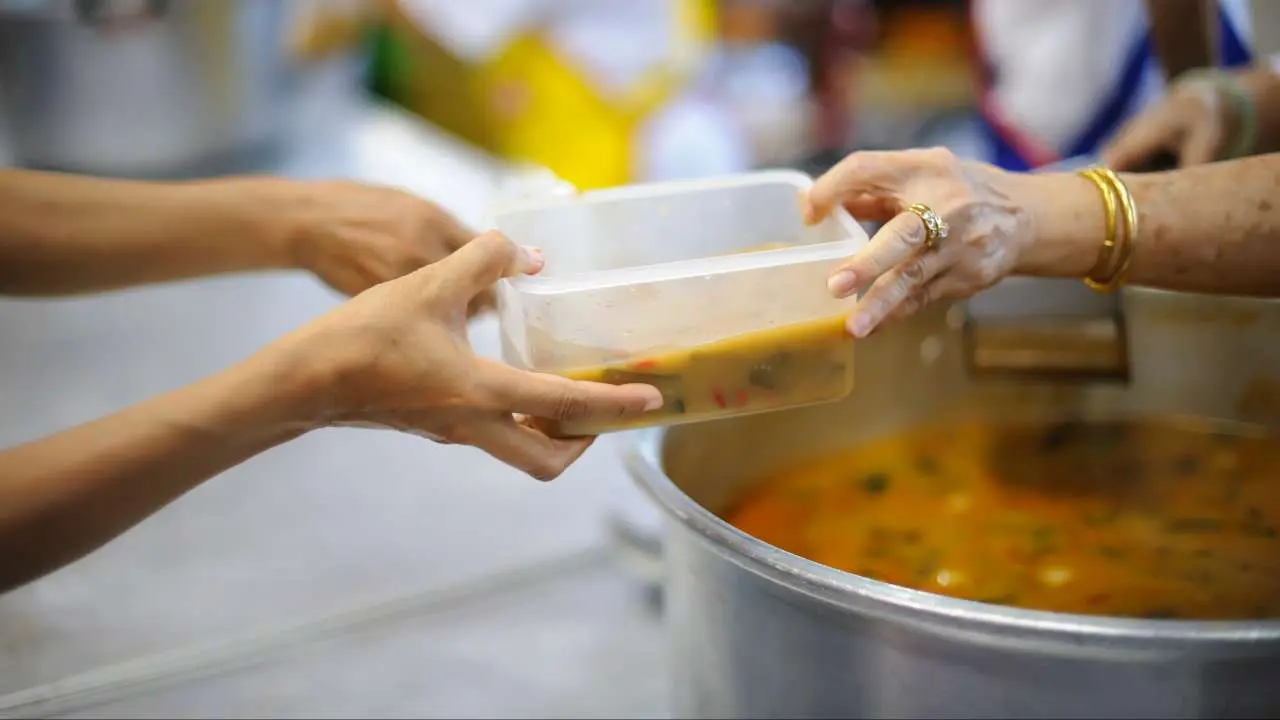 Program Makan Siang Gratis Untuk Siapa?