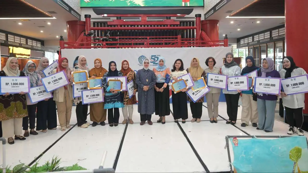 Indira Yusuf Ismail Beri Penghargaan Pemenang Lomba Jambore HKG PKK Kota Makassar