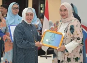 Indira Yusuf Ismail Beri Penghargaan Pemenang Lomba Jambore HKG PKK Kota Makassar