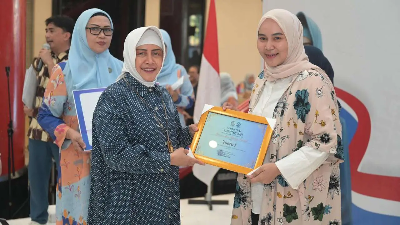 Indira Yusuf Ismail Beri Penghargaan Pemenang Lomba Jambore HKG PKK Kota Makassar