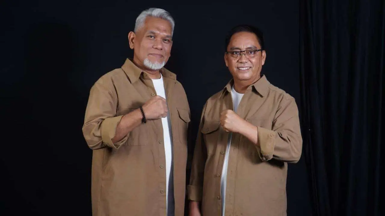 Kenapa Pasangan AMAN Tidak Kancing Kemeja, Ini Maknanya
