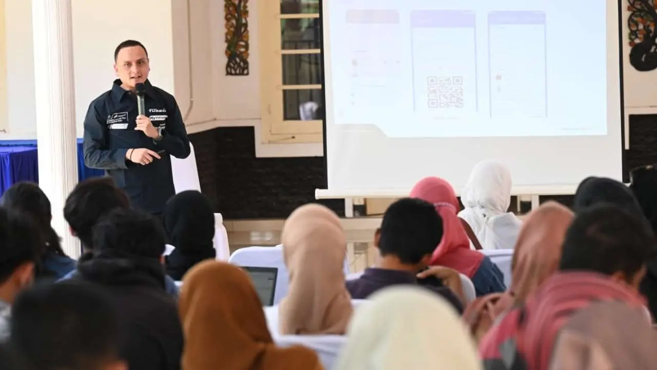 MyPertamina Dukung UMKM Go Digital di Pertamina Grand Prix of Indonesia 2024Pertamina memanfaatkan ajang balap internasional Pertamina Grand Prix of Indonesia 2024 di Mandalika untuk mendorong penggunaan digitalisasi pelaku Usaha Mikro Kecil dan Menengah (UMKM) binaannya, termasuk UMKM dari Rumah BUMN Lombok Timur yang akan menjajakan produknya di ajang balap tersebut. 