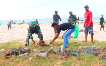 Peringati HUT TNI ke-79, Jajaran Kodim 1425 Jeneponto Bersih-bersih Pantai di Kelurahan Pabiringa