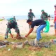 Peringati HUT TNI ke-79, Jajaran Kodim 1425 Jeneponto Bersih-bersih Pantai di Kelurahan Pabiringa