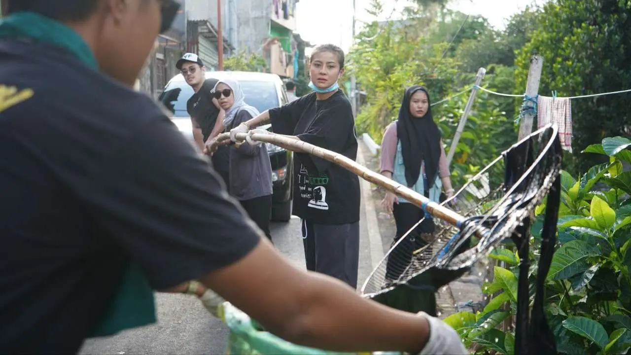 Social Movement #TemanLebihBaik Bersih-bersih Kanal Sinrijala Bersama Karin Novilda Awali Hari Pertama KYF 2024