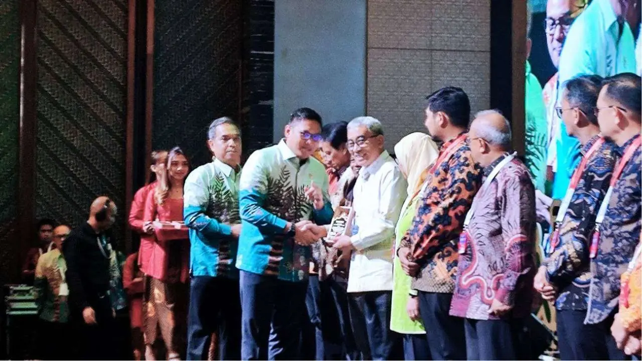 Pj Gubernur Sulsel Prof Zudan Terima Penghargaan Perkebunan Indonesia 2024