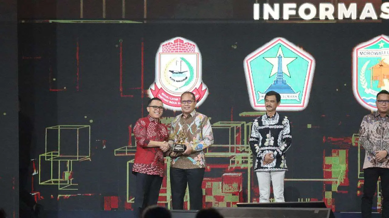 Danny Pomanto Terima Penghargaan dari Kompas TV sebagai Kota Terbaik Dalam Pelayanan & Keterbukaan Informasi Publik