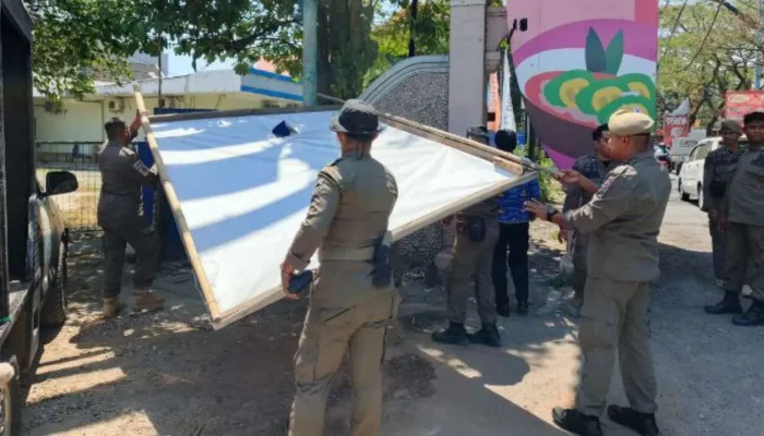 Satpol PP Makassar Tertibkan Alat Peraga Kampanye Pilkada 2024