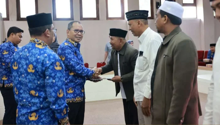 Wali Kota Makassar Serahkan SK Penetapan kepada Puluhan Imam Kelurahan