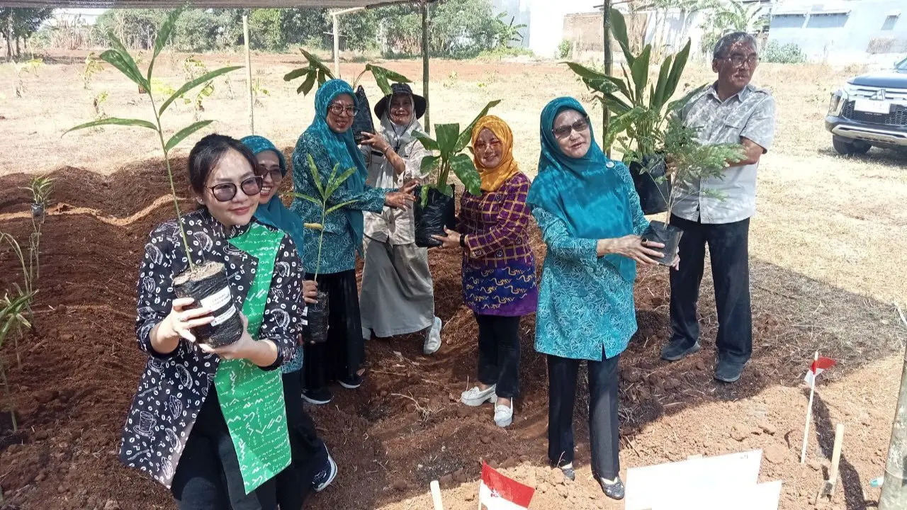 Pj Ketua TP PKK Sulsel bersama Kadis TPH-Bun Resmikan Taman Herbal Makassar