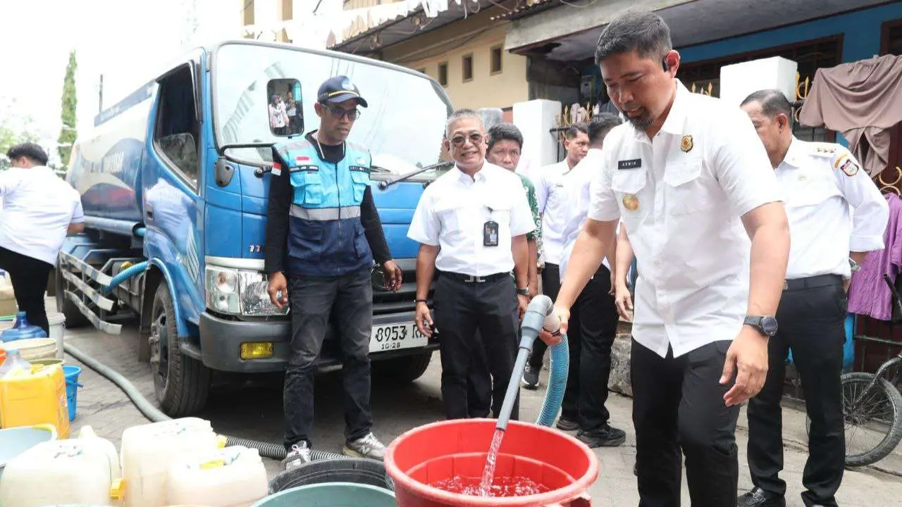 Respons Kekeringan di Kecamatan Tallo, Pjs Wali Kota Makassar Pantau Langsung Distribusi Air Bersih