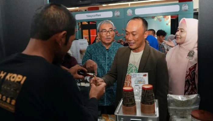 Pj Gubernur Sulsel Apresiasi Dinas TPH-Bun atas Suksesnya Festival Kopi-Kontes Bonsai