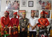 Raja Gowa ke-38 Sematkan Pin Kerajaan Gowa kepada Andi Sudirman