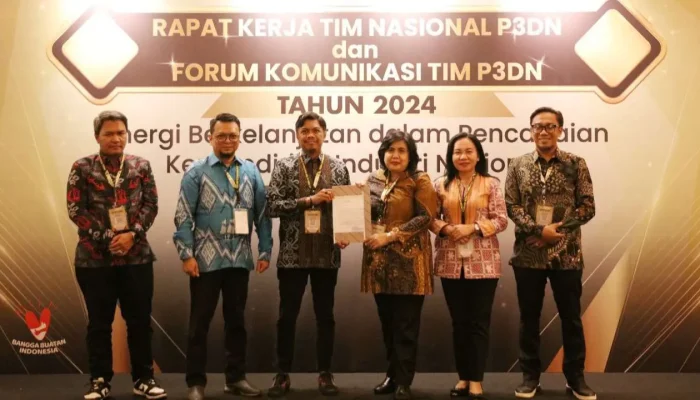Pj Sekda Makassar Terima Penghargaan atas Dukungan Pemkot Makassar pada Produk TKDN