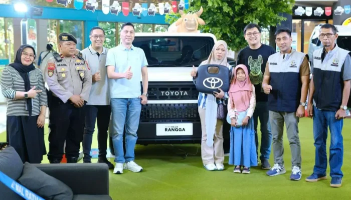 Diwarnai Tangis Haru-Bahagia, Suhardi Penjual Buah dan Perabot Menangkan Grand Prize 1 Unit Toyota Hilux Rangga