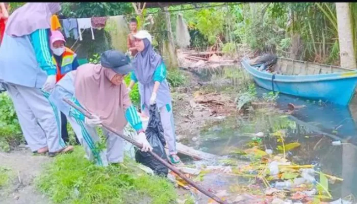 Pemprov Sulsel—Pejuang WTC Bersihkan Sampah Disepanjang Sungai Cerekang