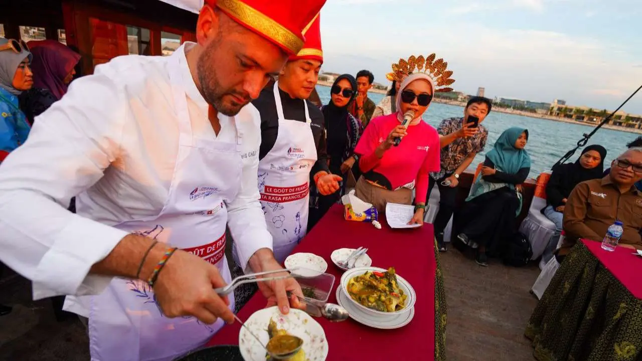 Chef David Gallienne asal Prancis Peraih Michelin Star Masak Pallumara di Atas Kapal Pinisi
