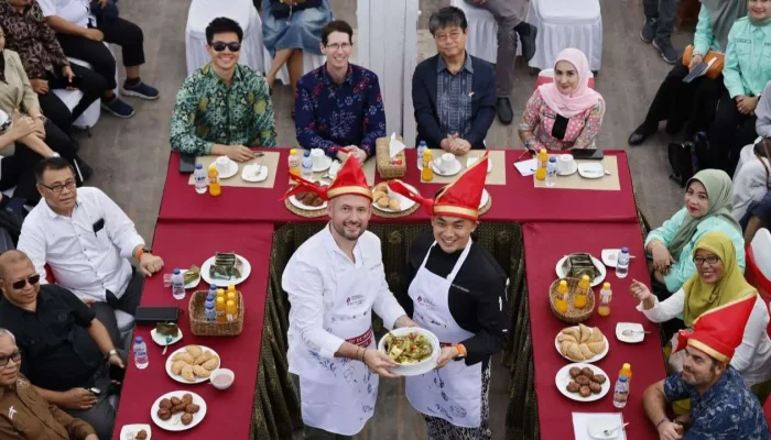 Chef David Gallienne asal Prancis Peraih Michelin Star Masak Pallumara di Atas Kapal Pinisi