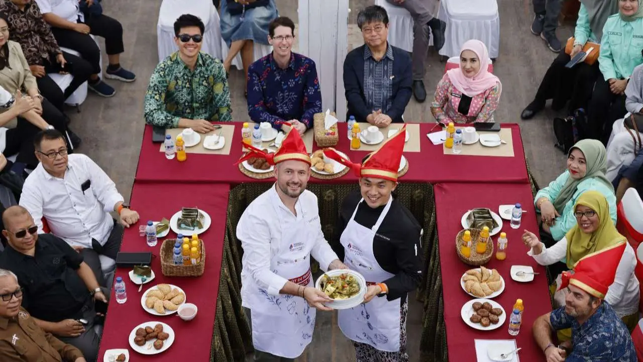 Chef David Gallienne asal Prancis Peraih Michelin Star Masak Pallumara di Atas Kapal Pinisi