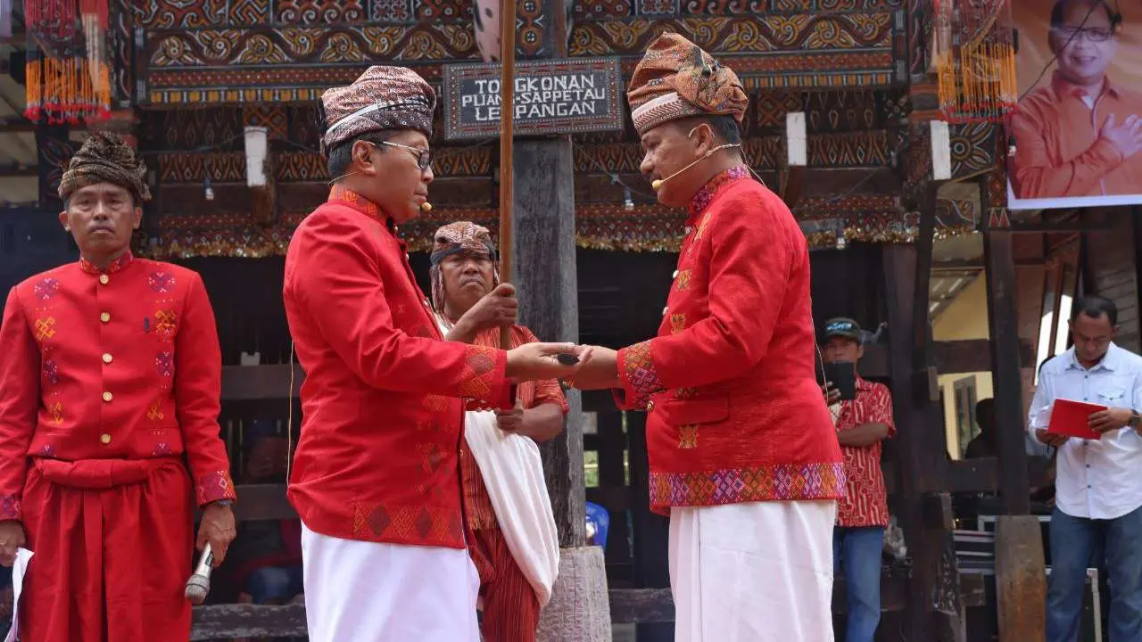 Dianggap Pemimpin yang Berjuang Untuk Rakyat, Danny Pomanto Dianugerahi Gelar Adat Lunte Sanda Silalong