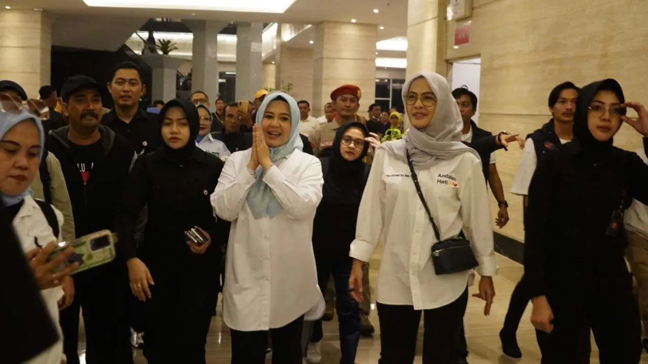 Yel-yel “Andalan-Hati Menang” Sambut Kedatangan Andi Sudirman-Fatmawati di Lokasi Debat 2 Yel-yel “Andalan-Hati Menang” Sambut Kedatangan Andi Sudirman-Fatmawati di Lokasi Debat