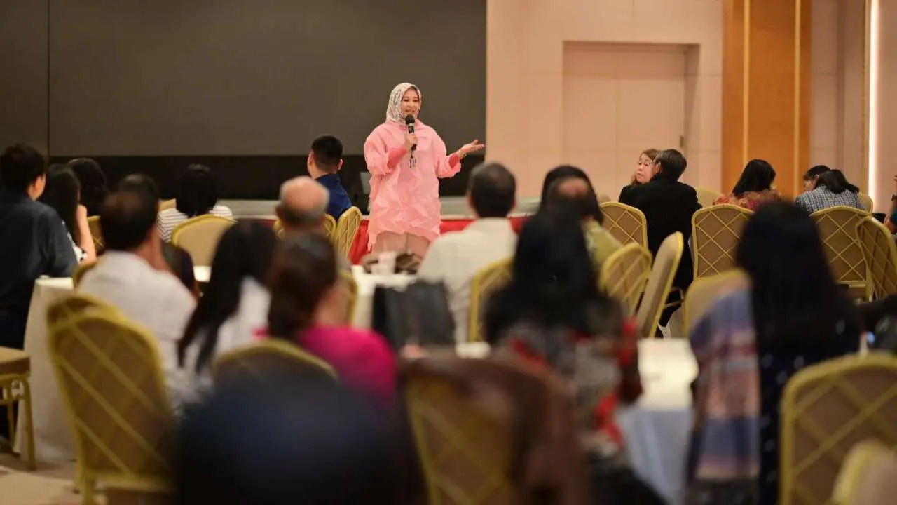Hadiri Ultah Tokoh Masyarakat Kristen, Fatmawati Disambut Penuh Keakraban 2 Hadiri Ultah Tokoh Masyarakat Kristen, Fatmawati Disambut Penuh Keakraban